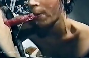 Con chó quái cô gái cảnh với một cậu bé tóc nâu